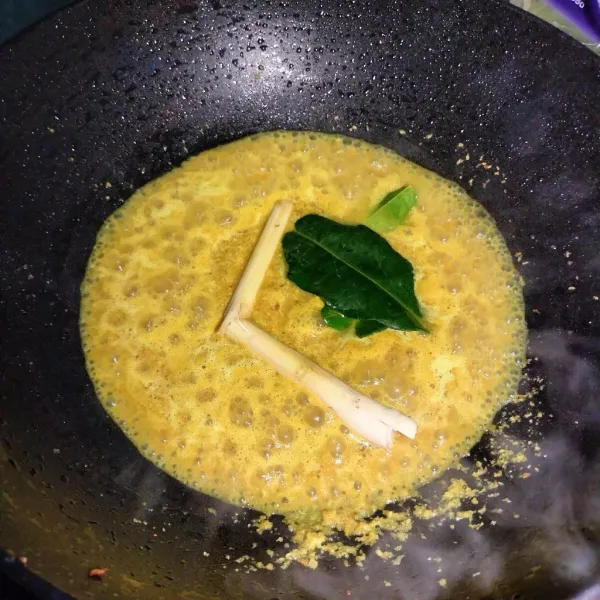 Langkah pertama tumis bumbu yang dihaluskan hingga harum tambahkan serai daun jeruk dan salam.