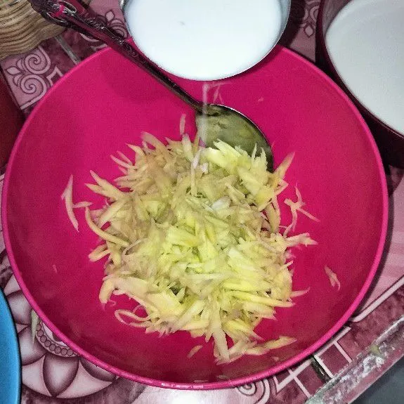 Mangga yang sudah di cuci bersih, siram dengan santan kental secukupnya.