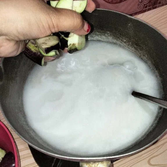 Masak santan encer hingga mendidih,kemudian masukkan terong, dan rica besar.