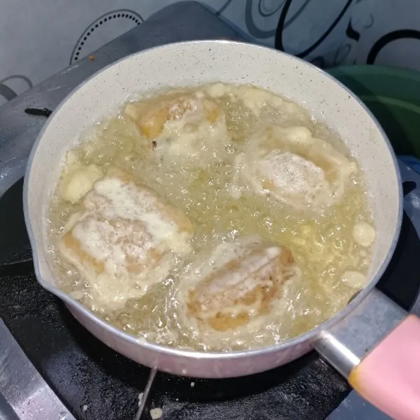 Goreng diminyak panas sampai matang. Angkat, tiriskan dan sajikan.