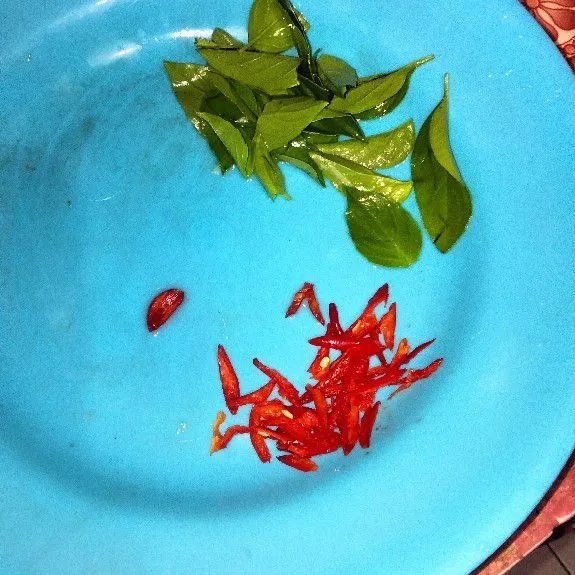 Siapkan kemangi,dan rica besar yang sudah di iris tipis,jangan ambil isi bagian dalamnya.