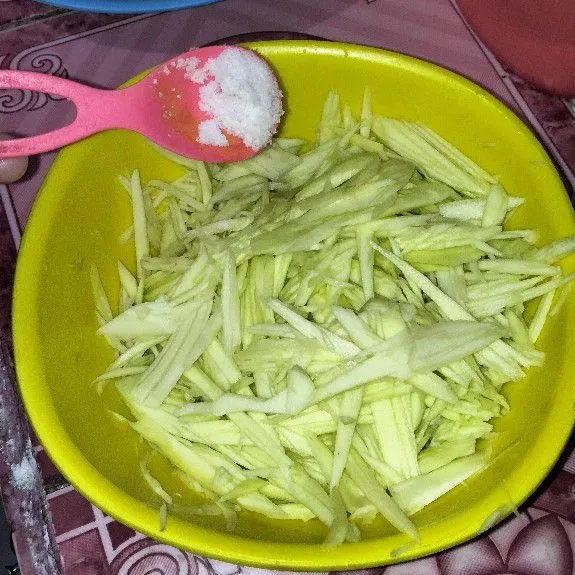 Serut halus mangga, kemudian campurkan dengan garam, setelah itu remas-remas mangga, kemudian cuci bersih.