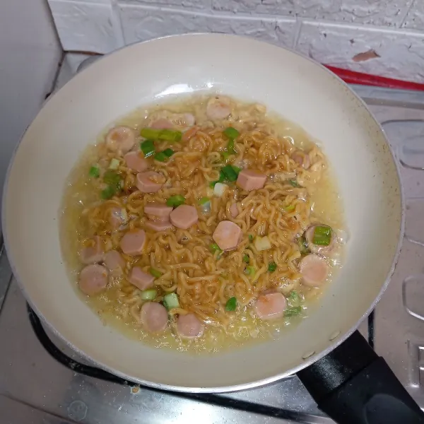 Panaskan minyak. Goreng omelet sampai matang kecoklatan, angkat & siap disajikan.