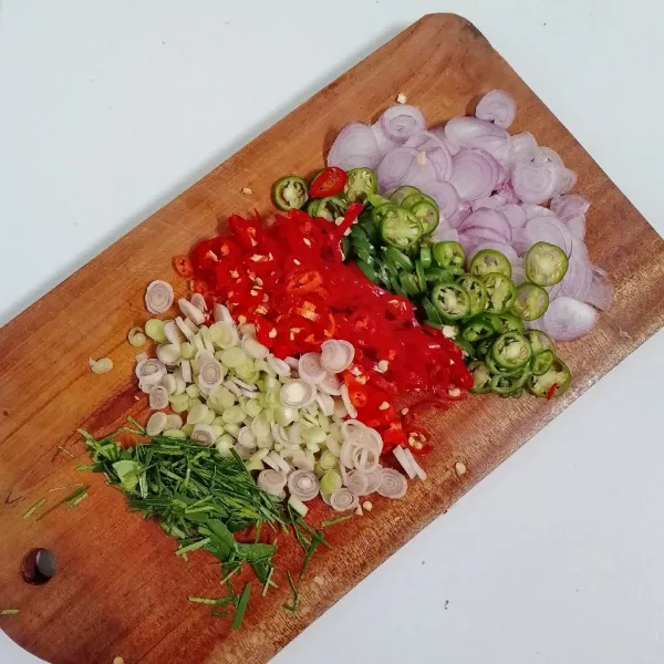 Iris bawang merah, cabai hijau besar, cabai merah besar, cabai rawit, serai dan daun jeruk.
