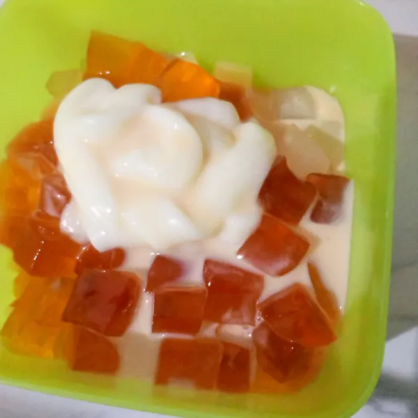 Ambil masing-masing jelly 3 sdm lalu campur dalam 1 wadah. Tambahkan 3 sdm susu cair dan secukupnya mayones, aduk rata dan pindahkan ke wadah saji.