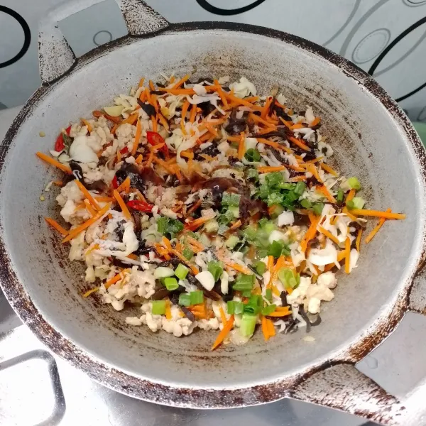 Masukkan wortel, kubis, jamur kuping, daun bawang, seasoning dan sedikit air. Masak sampai Atang dan air menyusut. Jangan lupa diincip.
