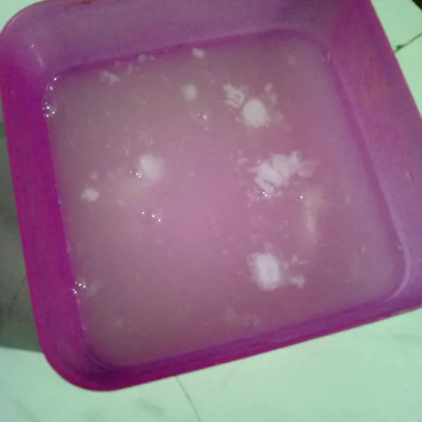 Tunggu 3 menit lalu tuang ke dalam wadah persegi. Tunggu dingin. Lakukan cara yang sama pada 3 bungkus agar-agar lainnya.