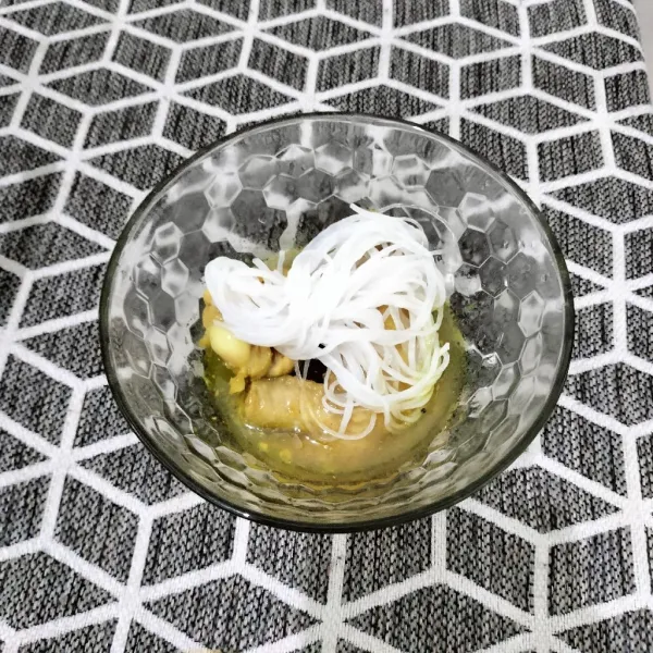 Kemudian sajikan soto sayap ayam dengan soun dan siap disajikan.