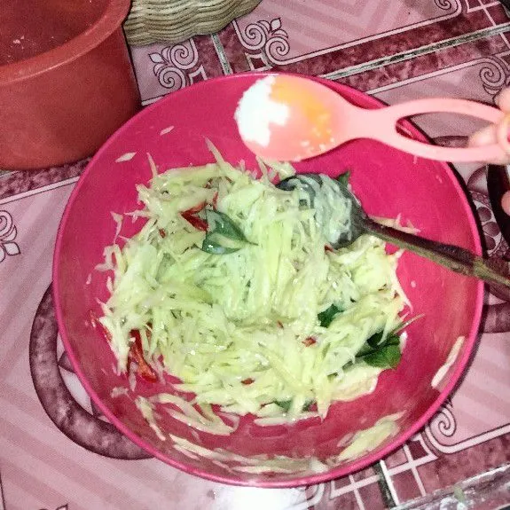 Kemudian tambahkan garam dan micin secukupnya, aduk dan koreksi rasa.