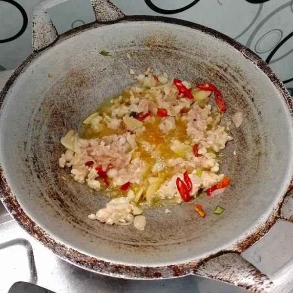 Tumis bumbu sampai layu. Masukkan daging ayam. Aduk rata. Masak sampai berubah warna.