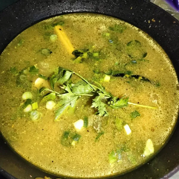 Kemudian masukkan garam gula pasir dan penyebab rasa tambahkan daun prei dan seledri masak hingga matang.