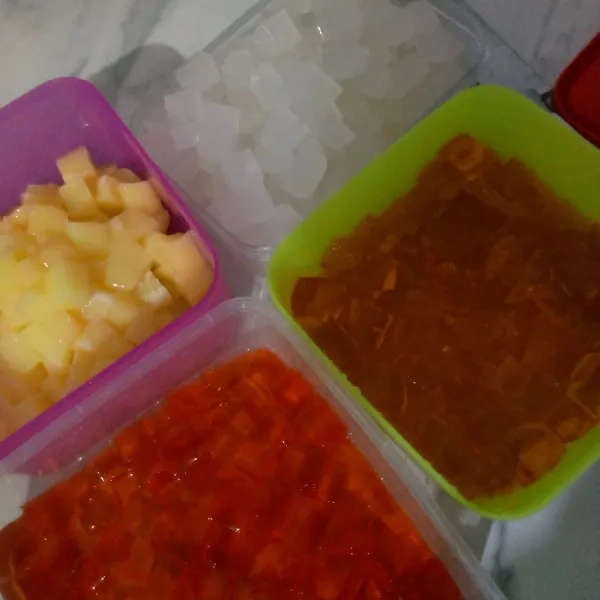 Potong jelly menjadi dadu kecil-kecil.