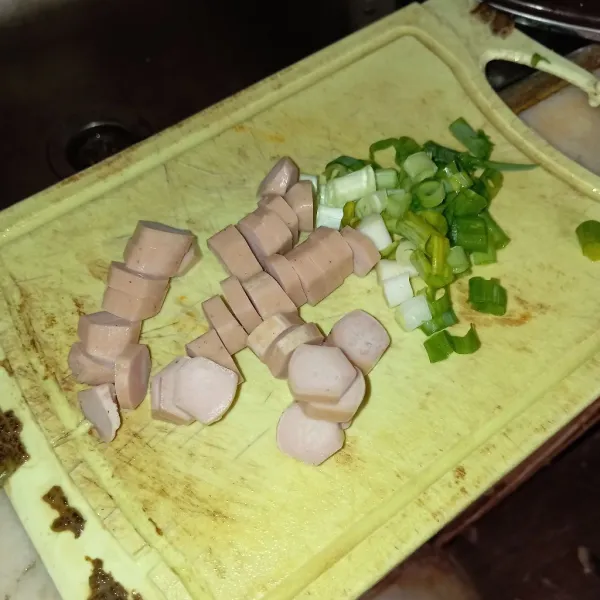 Iris daun bawang & sosis.