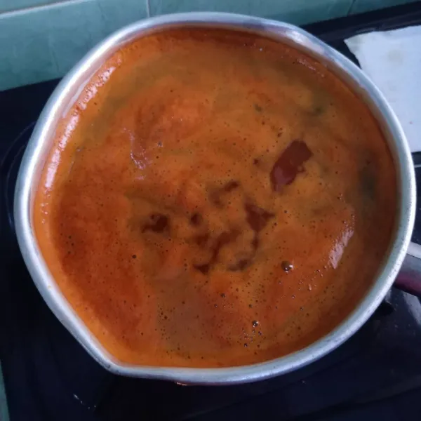 Rebus kunyit, asam, gula merah, gula pasir dan air hingga mendidih.
