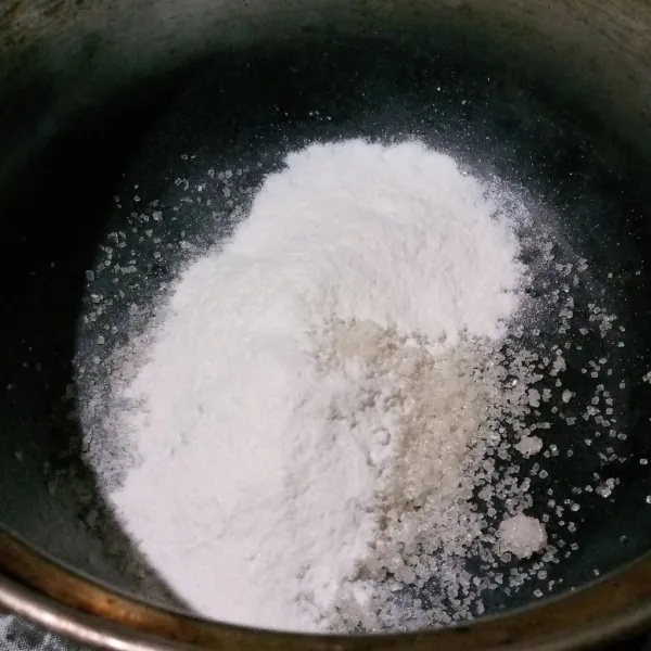 Campurkan gula dengan tepung agar-agar.