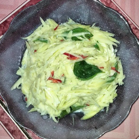 Mangga kuah santan kemangi, atau cecca pao siap di hidangkan