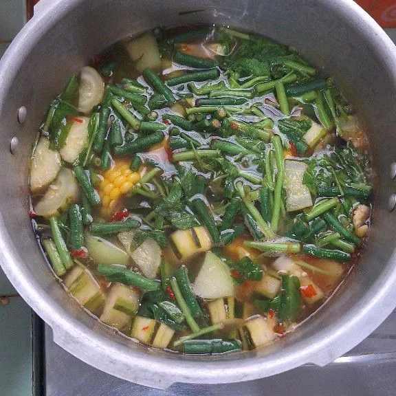Terakhir masukkan kangkung dan kacang panjang, masak hingga matang, lalu tes rasa.