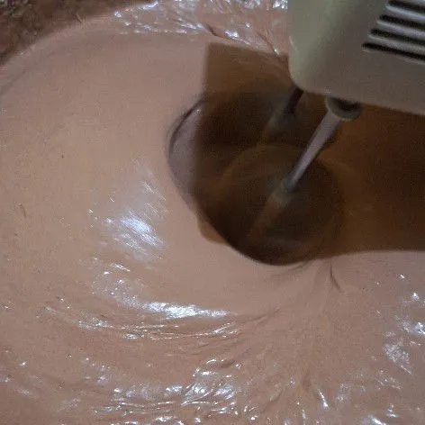 Setelah itu, keluarkan dari freezer, dan pindahkan ke wadah besar.