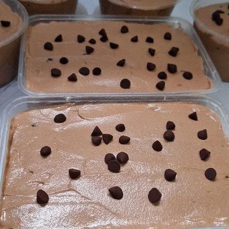 Kemudian simpan dalam freezer selama 5 jam atau sampai ice cream padat.