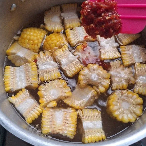 Rebus jagung, lalu masukkan bumbu yang sdh dihaluskan dan masukkan air asam matang.
