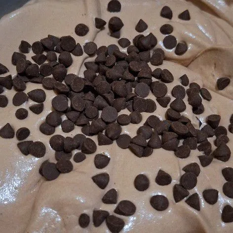 Tambahkan choco chip dan aduk rata.
Kemudian tuang ke dalam wadah, lalu simpan ke dalam freezer. Tunggu hingga membeku dan es krim pun siap dinikmati.
