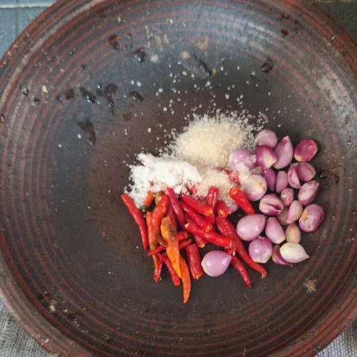 Haluskan bawang merah, cabe rawit, cabe keriting, gula, garam.
