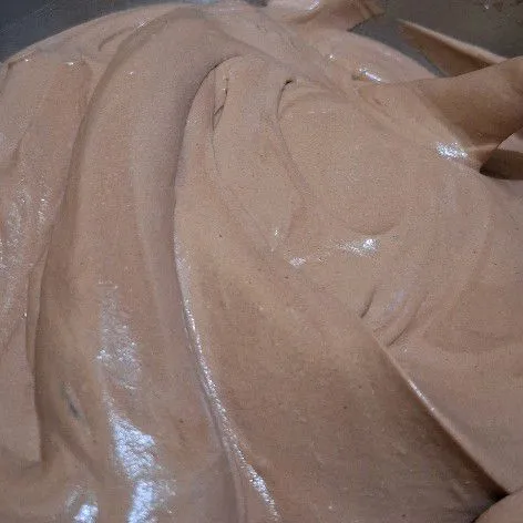 Tambahkan whipping cream dan mixer dengan kecepatan rendah, kemudian tingkatkan dengan kecepatan paling tinggi hingga mengembang.