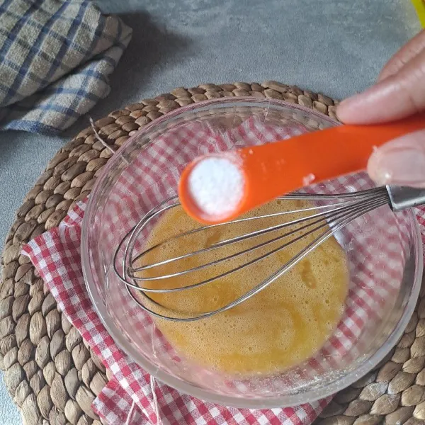 Masukkan vanili dan garam, aduk sampai tercampur rata.