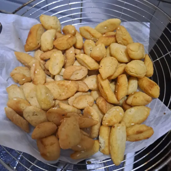 Panaskan minyak lalu masukan adonan biji Ketapang, goreng sampai matang.