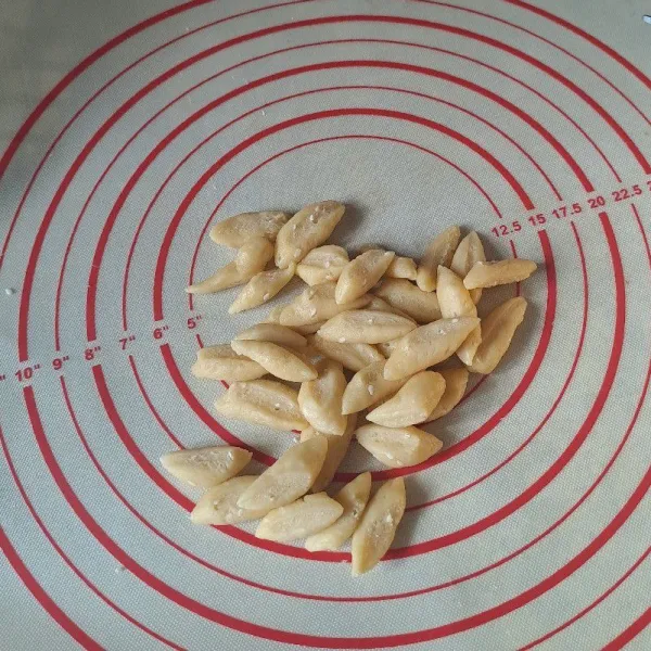 Potong adonan memanjang lalu potong.