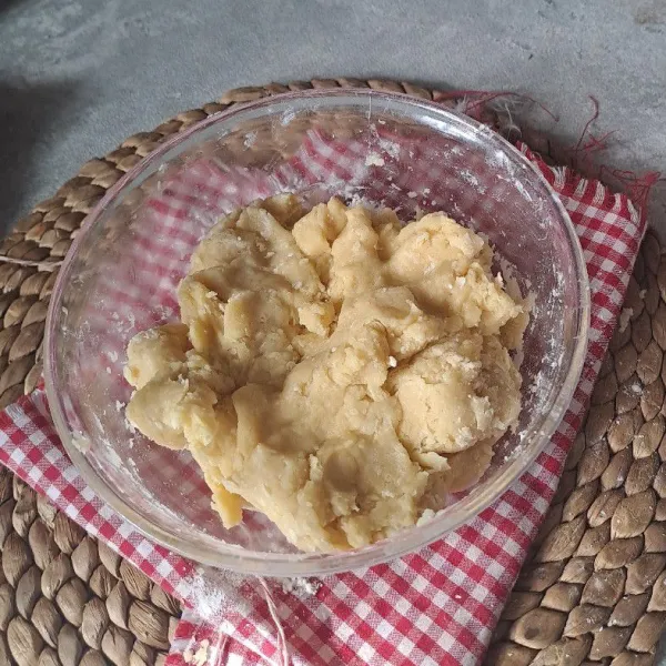 Masukan tepung terigu aduk uleni sampai kalis.