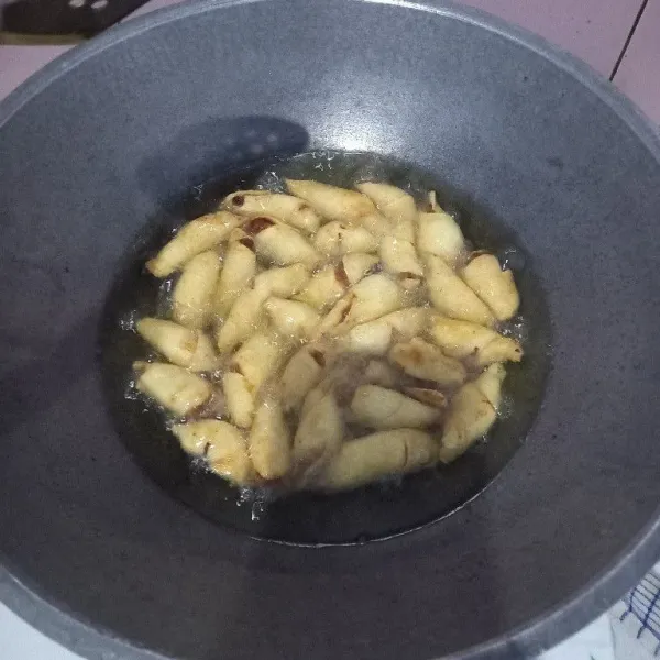 Panaskan minyak, goreng molen mini hingga kecoklatan, bolak balik agar matang merata, setelah matang angkat tiriskan dan sajikan.