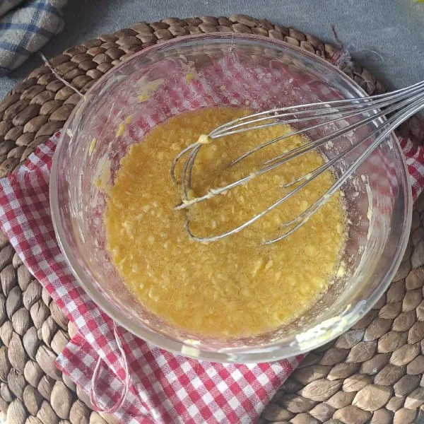 Masukan Margarine, wijen dan santan aduk sampai tercampur rata.