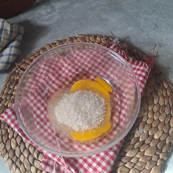 Masukan telor dan gula aduk rata.