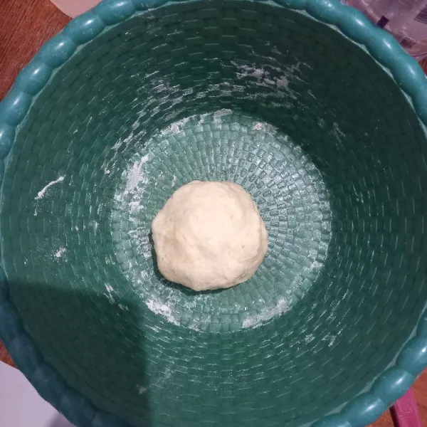Tambahkan air es sedikit demi sedikit aduk hingga kalis.