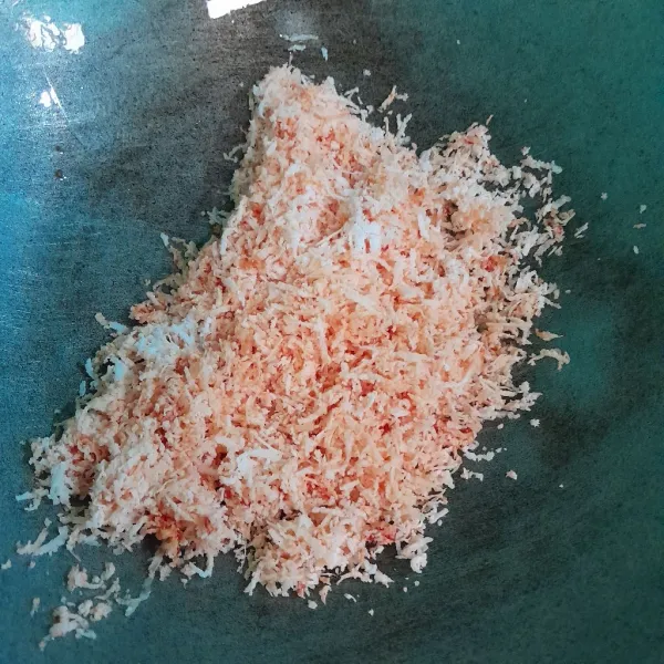 Ambil 3 sendok makan minyak sayur lalu masukan kelapa yang sudah di campur cabe