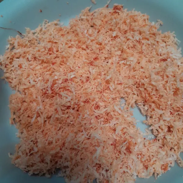 Giling cabe dan bawang, lalu campur dengan kelapa parut