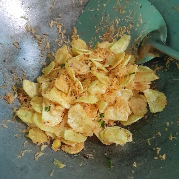 Setelah serundeng dingin masukan keripik kentang, aduk rata, siap di sajikan