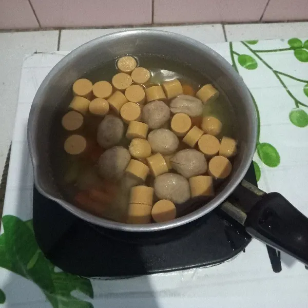Masukkan baso dan sosis, lalu aduk rata.