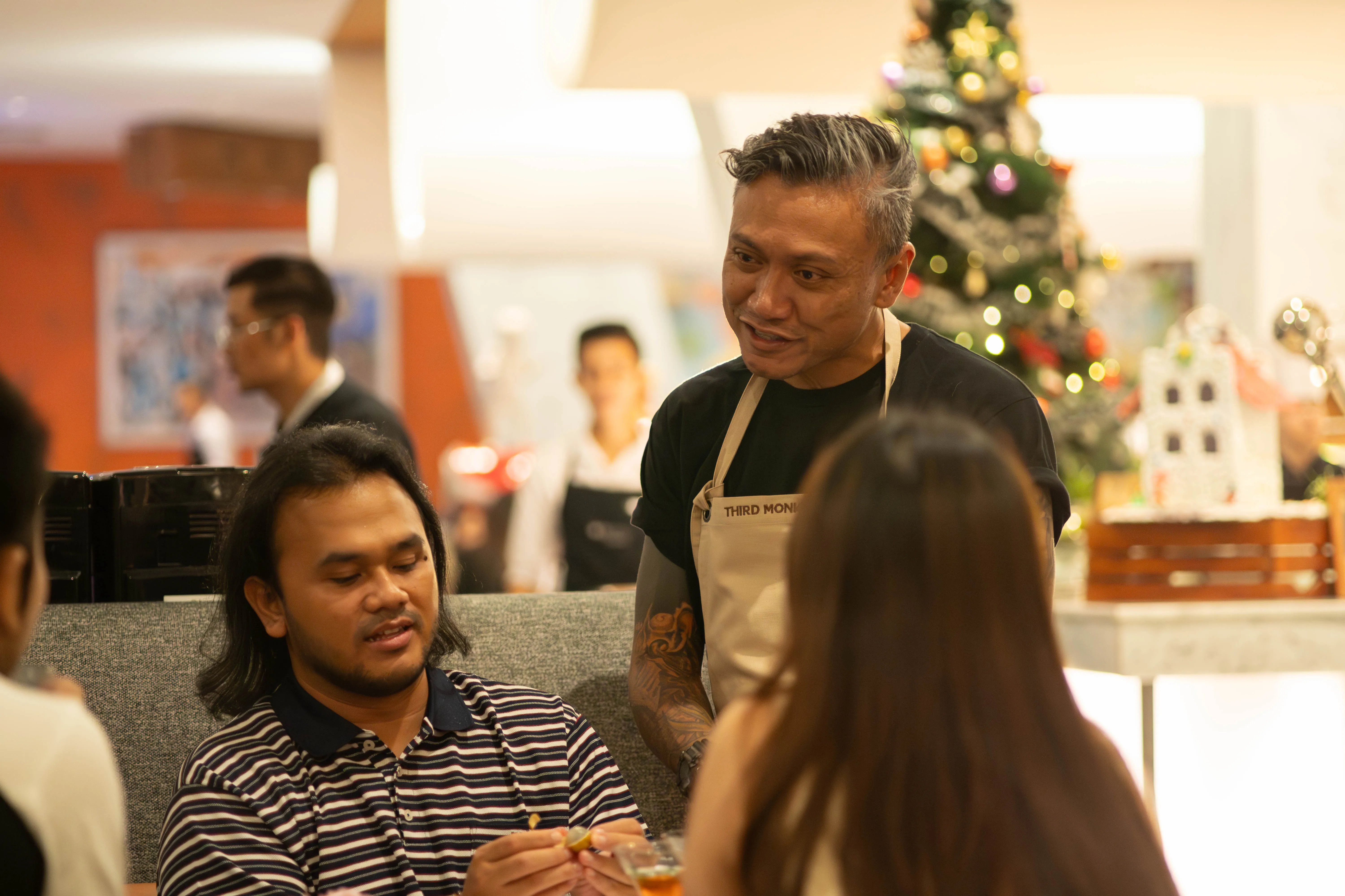 Puncak dari perayaan ini adalah kehadiran Chef Maxie Millian, seorang chef ternama asal Indonesia yang memiliki reputasi internasional. Dengan latar belakang karir yang dimulai di Arab Saudi hingga ke Bali, Chef Maxie membawa keahlian dan kreativitasnya untuk menciptakan pengalaman kuliner yang luar biasa. Kolaborasi ini menggandeng Executive Sous Chef Pullman, Chef Roni Irawan, untuk menyajikan menu spesial yang memadukan kelezatan tradisional dan modern.