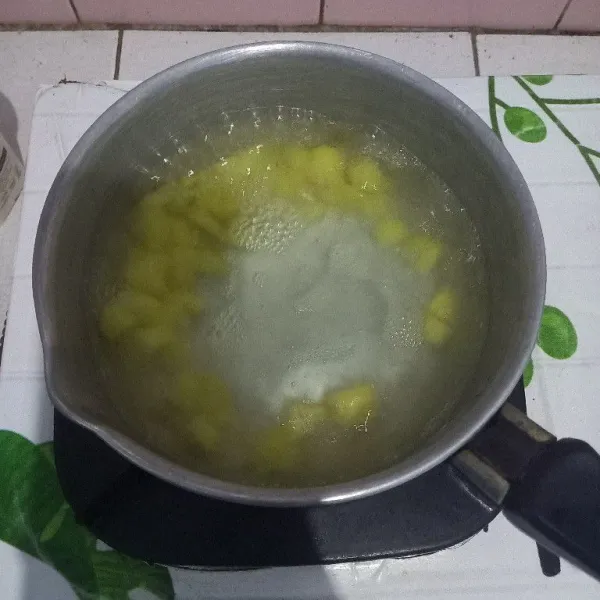 Rebus kentang yang sudah di kupas dan di potong-potong.