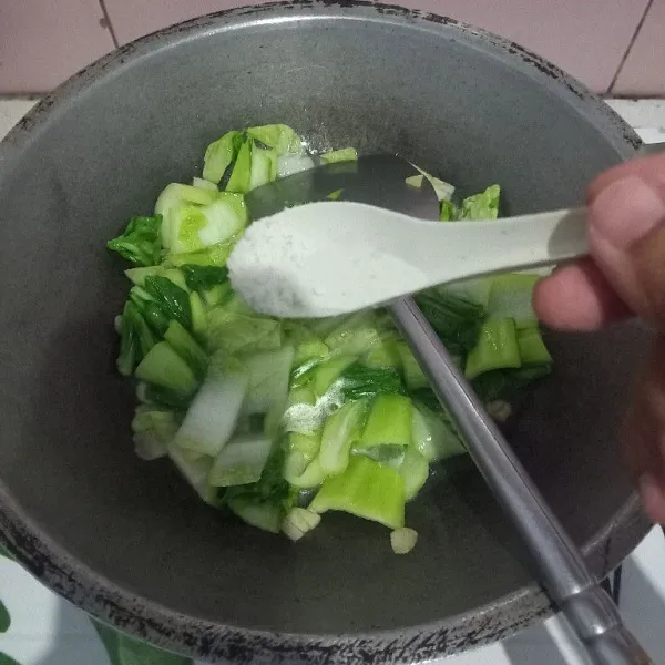 Masukkan garam, penyedap, lada bubuk, tambahkan air, aduk rata.