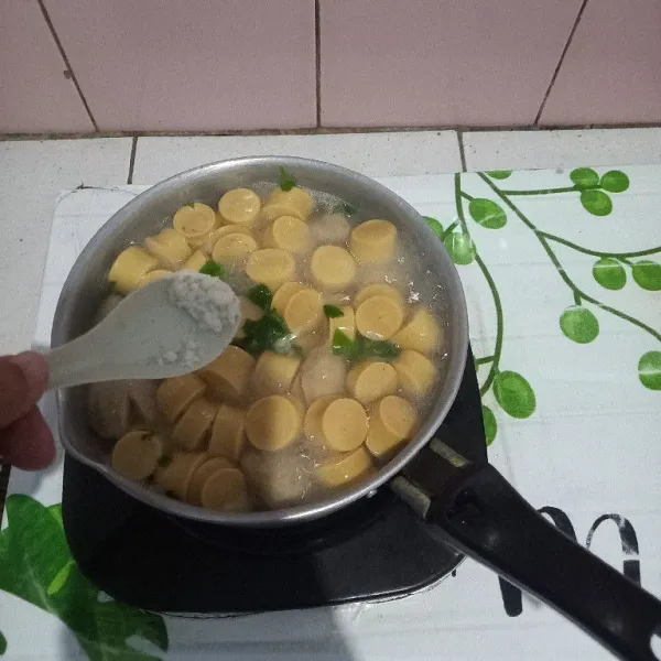 Tambahkan garam, penyedap dan merica bubuk lalu aduk rata.