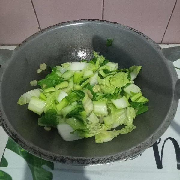 Masukkan irisan pakcoy masak hingga layu.