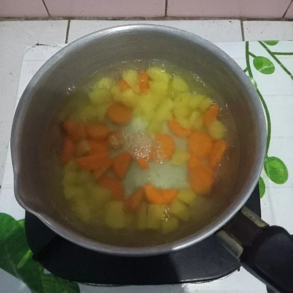 Masukkan irisan wortel rebus sebentar.