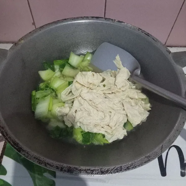 Terakhir masukkan kembang tahu masak hingga bumbu meresap dan matang, siap disajikan.