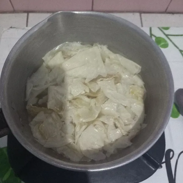 Didihkan air, rebus kembang tahu hingga empuk.