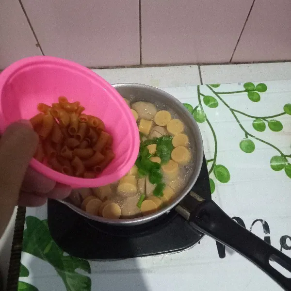 Masukkan makaroni, daun bawang rebus hingga makaroni empuk.