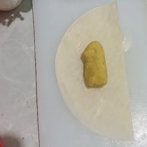 Siapkan kulit lumpia dan masukan labu meses kedalamnya.