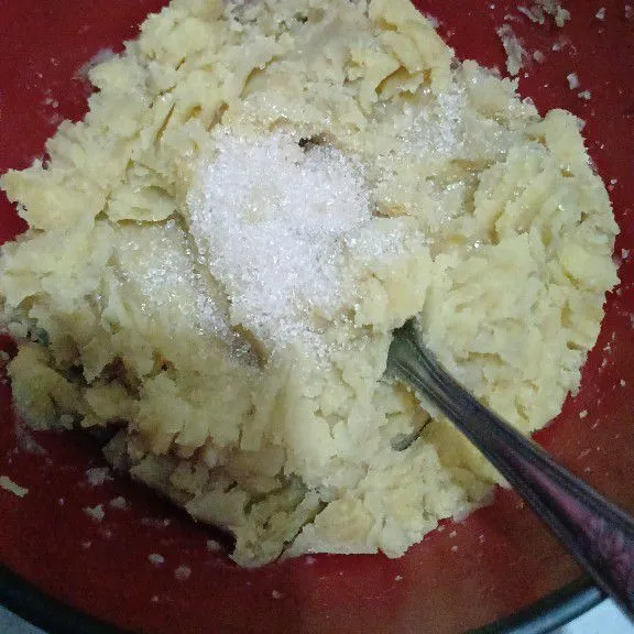 Tambahkan gula pasir, kalau ingin lebih manis bisa ditambah gulanya.